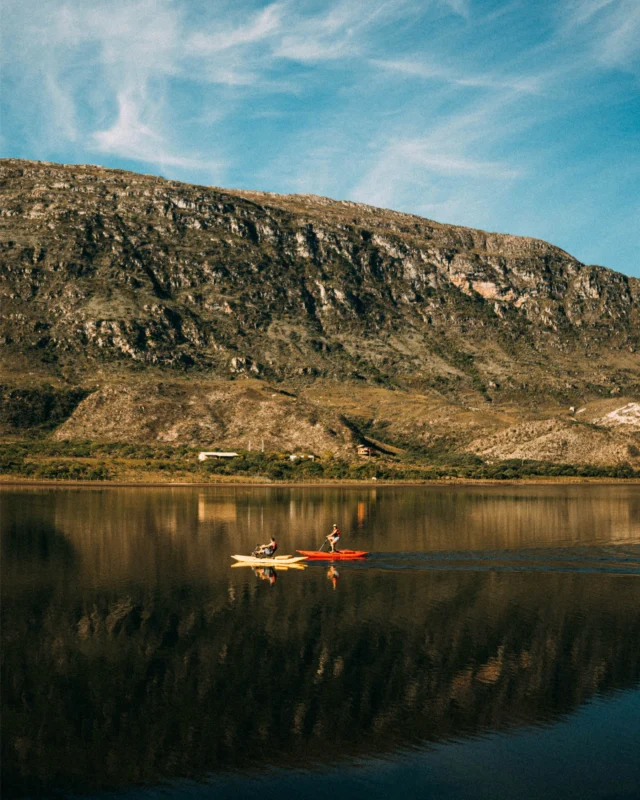 Rolê aleatório que a fotografia faz com a gente.
Neste fim de semana, ela me levou até a Lapinha- MG e lá conheci essas pessoas incríveis @casa.da.lagoa @rafaelresendepro e algumas que ainda tenho que colocar aqui o @ !! 😅😅 vamos volta para a história … fui para acompanhar a Turnê Expedição. Entre montanhas, música, encontros e um cenário que parecia estar na griga aqueles que parecem cena de filme. Confesso que fiquei 10 minutos parado olhando essa paisagem e percebi que alguns lugares carregam uma energia difícil de explicar.
Talvez seja porque as pessoas que passam por ali compartilham algo em comum. São aquelas que colocam uma mochila cargueira nas costas, acordam cedo para subir uma montanha e enxergam na natureza um jeito de respirar melhor. Gente que troca a pressa pela caminhada, o barulho pelo silêncio e que entende a liberdade como um estado de espírito.
Enquanto eu fotografava, tive a sensação de que estava registrando muito mais do que um evento. Estava acompanhando histórias, conexões e pequenos momentos que aconteciam entre uma música e outra, entre um olhar para aquele lago e a montanha no fundo  uma conversa despretensiosa.
Voltei para casa com o cartão de memória cheio e com a certeza de que algumas experiências merecem ser vividas diferente. E confesso não consegui colocar tudo em um único post. Essas são apenas algumas das imagens que fiz por lá. O restante vai para o blog, porque tem histórias que pedem mais espaço e esse fim de semana foi uma delas. 📸

Valeu a toda a organização @bernardodoespinhaco @andersonvalfre @turnexpedicao 

#montanha #lapinhadaserra #expedição #fotografía #viverémelhorquesonhar